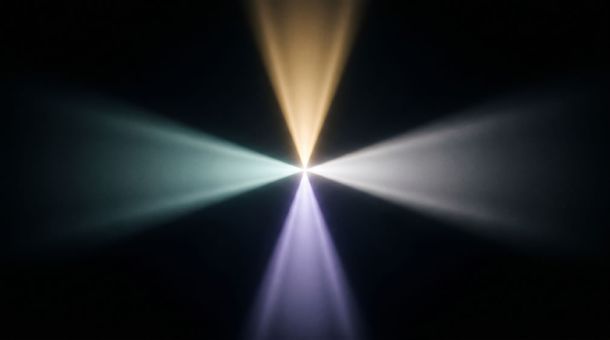 Composición abstracta de cuatro haces de luz en distintos tonos irradiando desde un punto central, portada de reseña sobre IA y educación HUB Uniandes